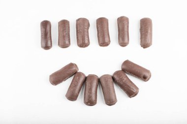 Beyaz arka plana yerleştirilmiş çikolata çubukları. Yüksek kalite fotoğraf