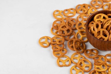 Beyaz arka planda tuzlanmış kuru kraker dolu ahşap bir kase. Yüksek kalite fotoğraf