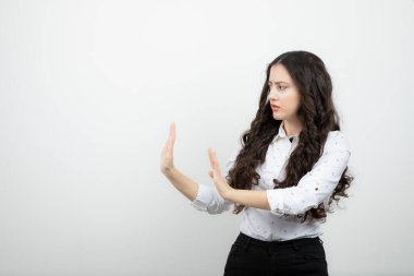 Ayakta duran ve jesti durduran güzel bir kadının portresi. Yüksek kalite fotoğraf