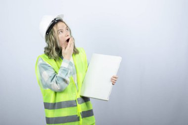 Elinde boş tuval tutan ve bir şeye şaşıran güzel bir kadın sanayi işçisi. Yüksek kalite fotoğraf