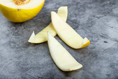 Yarım dilimlenmiş kavun derisi mermer zemin üzerinde. Yüksek kalite fotoğraf