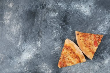 Taş zeminde iki dilim taze pizza. Yüksek kalite fotoğraf