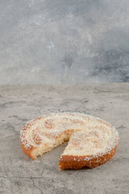 Mermer yüzeyine yerleştirilmiş lezzetli elmalı turta. Yüksek kalite fotoğraf