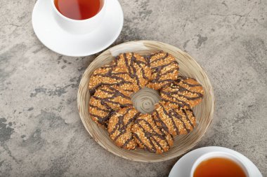 Bir tabak jöleli kurabiye ve bir fincan çay. Yüksek kalite fotoğraf