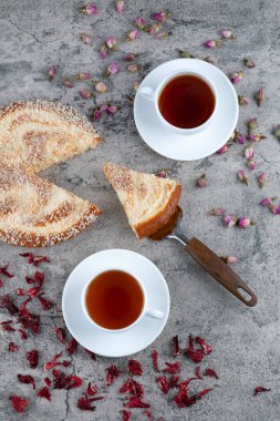 Yuvarlak, lezzetli bir pasta ve mermer bir arka planda çay. Yüksek kalite fotoğraf