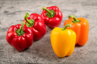 Taş arka planda renkli olgun dolmalık biberler. Yüksek kalite fotoğraf