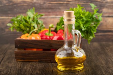 Tahta arka planda taze dolmalık biber ve zeytinyağı kutusu. Yüksek kalite fotoğraf