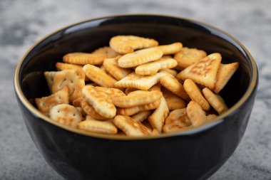 Taş zemine yerleştirilmiş kraker dolu bir kase. Yüksek kalite fotoğraf