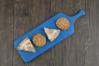 Mavi kepekli kurabiye tahtası ve ahşap masada tatlı turta. Yüksek kalite fotoğraf