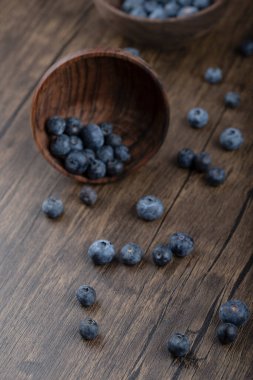 Ahşap yüzeye yerleştirilmiş ahşap yaban mersini kasesi. Yüksek kalite fotoğraf