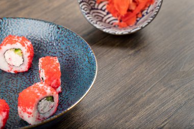  Philadelphia dürümü, taze somon, salatalık, krem peynir. Yüksek kalite fotoğraf