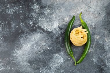Pişmemiş İtalyan makarna fettuccine yuvalı yeşil biber. Yüksek kalite fotoğraf