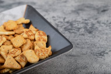 Taş zemine yerleştirilmiş kraker dolu bir kase. Yüksek kalite fotoğraf