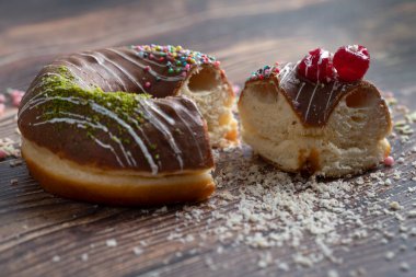 Tahta arka planda duran lezzetli, taze, çikolatalı bir çörek. Yüksek kalite fotoğraf
