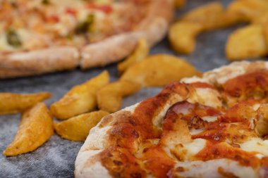 Siyah masaya kızarmış patatesli tam pizza. Yüksek kalite fotoğraf
