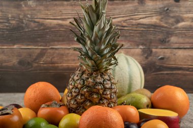 Mermer yüzeyde taze olgun meyve bileşimi. Yüksek kalite fotoğraf