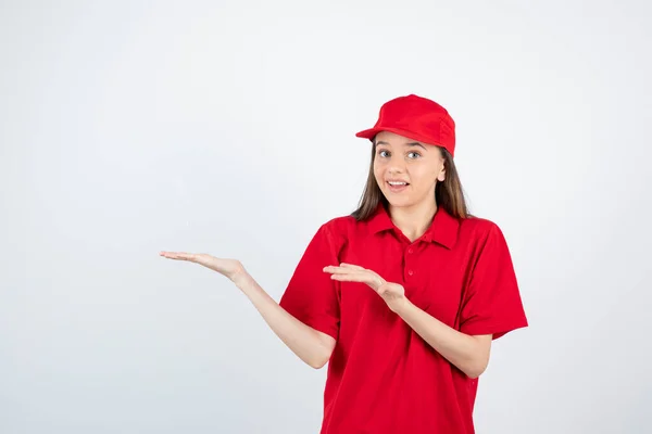 Foto Una Joven Mensajera Uniforme Rojo Sosteniendo Espacio Abierto Foto —  Fotos de Stock