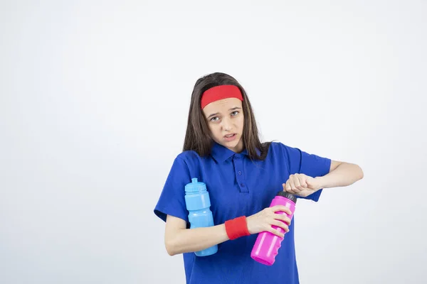 Foto Uma Jovem Menina Desportiva Segurando Garrafas Coloridas Água Foto — Fotografia de Stock