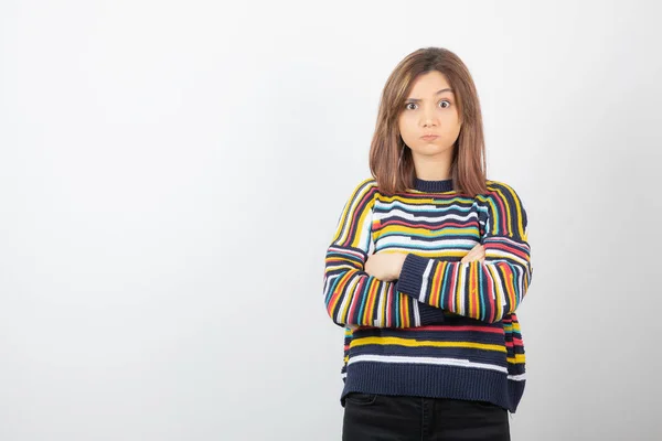 Foto Uma Jovem Modelo Bonito Posando Com Braços Cruzados Foto — Fotografia de Stock