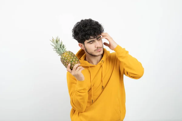 Portrait Jeune Homme Brune Debout Tenant Ananas — Photo