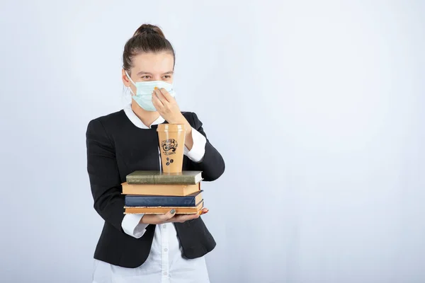 Afbeelding Van Jonge Vrouw Het Gezicht Masker Met Boeken Een — Stockfoto