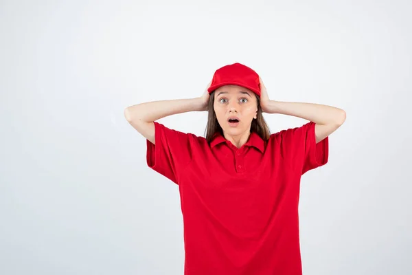 Foto Giovane Corriere Donna Uniforme Rossa Sempre Sorpreso Foto Alta — Foto Stock