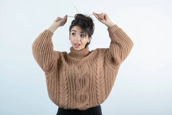 Retrato Una Joven Hermosa Mujer Punto Haciendo Pelo Con Plumas — Foto de Stock