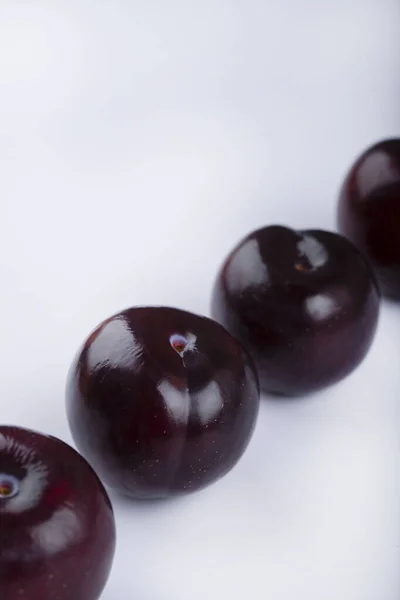 Deliciosas Ciruelas Púrpuras Jugosas Aisladas Sobre Fondo Blanco Foto Alta —  Fotos de Stock