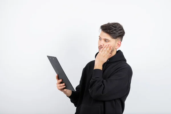 Portrait Beau Jeune Homme Barbu Lisant Des Notes Sur Presse — Photo