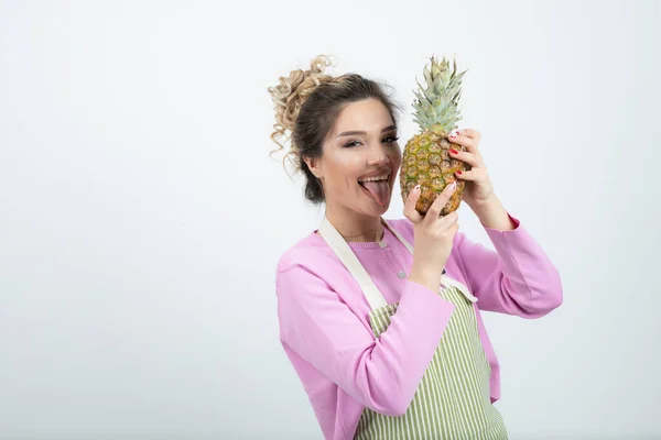 Krásná Žena Zástěře Drží Zralý Tropický Ananas Kvalitní Fotografie — Stock fotografie