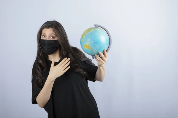 Mujer Morena Con Pelo Largo Máscara Médica Que Sostiene Mundo — Foto de Stock