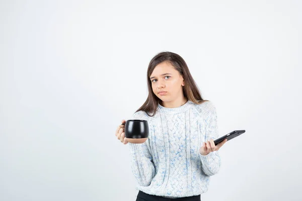 Giovane Donna Possesso Una Tazza Caffè Caldo Con Telefono Foto — Foto Stock