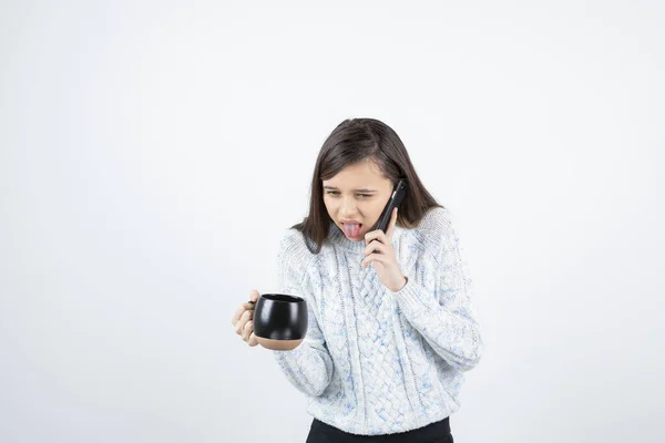 Mujer Joven Sosteniendo Una Taza Café Caliente Hablando Por Teléfono —  Fotos de Stock
