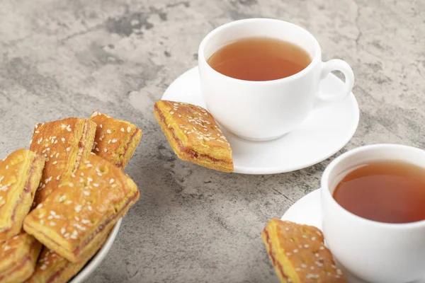 Tasses Blanches Thé Chaud Avec Des Craquelins Placés Sur Une — Photo