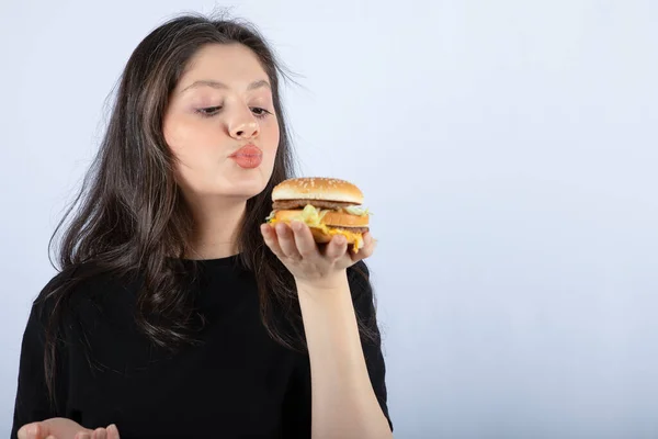 Foto Der Schönen Jungen Frau Die Köstlichen Fleischburger Hält Und — Stockfoto