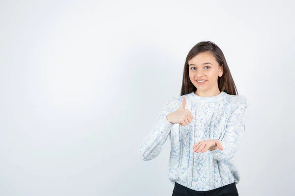 Portret Van Een Jong Schattig Meisje Een Trui Die Naar — Stockfoto