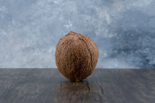 Een Rijpe Hele Kokosnoot Geplaatst Een Houten Achtergrond Hoge Kwaliteit — Stockfoto