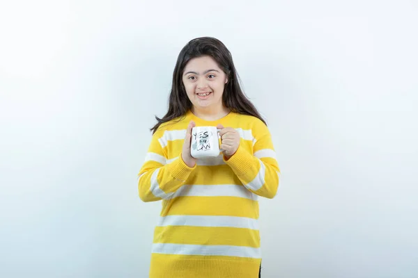 Молода Мила Дівчина Смугастому Светрі Тримає Чашку Кави Білому Тлі — стокове фото