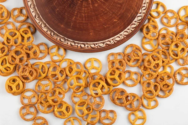 Bretzels Crackers Met Zout Geïsoleerd Een Witte Achtergrond Hoge Kwaliteit — Stockfoto