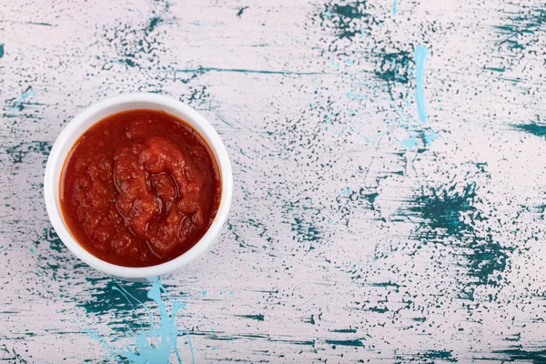 Sugo Pomodoro Ciotola Bianca Posto Sfondo Colorato Foto Alta Qualità — Foto Stock