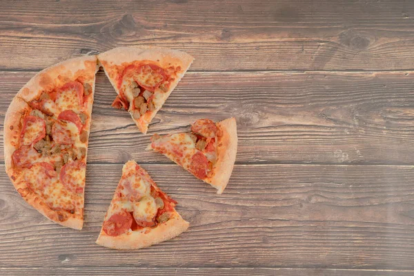 Fette Pizza Calda Deliziosa Tavolo Legno Foto Alta Qualità — Foto Stock