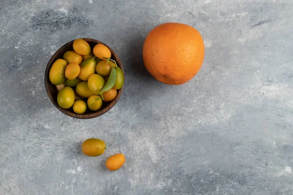 Prato Madeira Cheio Kumquats Com Uma Fruta Laranja Fresca Inteira — Fotografia de Stock