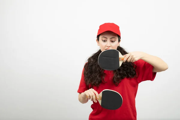 Mujer Morena Uniforme Rojo Sosteniendo Raquetas Tenis Mesa Foto Alta —  Fotos de Stock