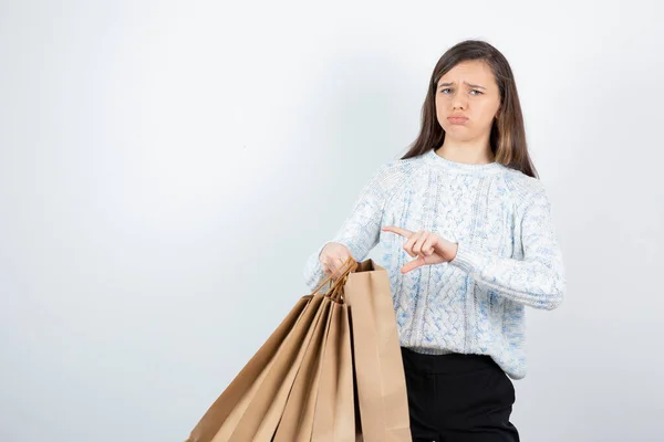 Foto Una Adolescente Suéter Pie Sosteniendo Bolsas Papel Foto Alta —  Fotos de Stock