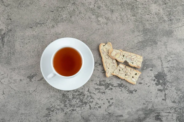 Leckere Cracker Mit Nüssen Und Heißem Tee Auf Stein Foto — Stockfoto