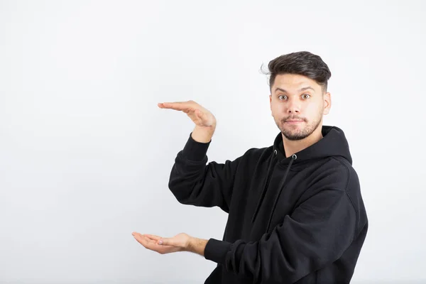 Beeld Van Een Jonge Man Met Een Zwarte Capuchon Met — Stockfoto