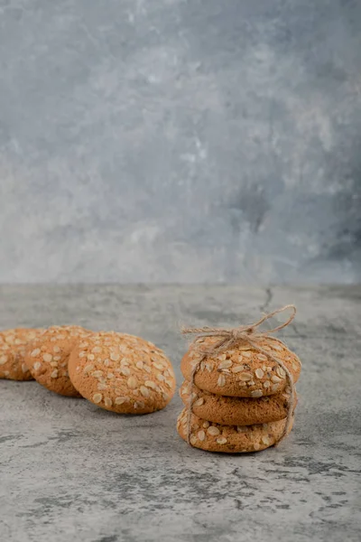 一堆堆好吃的燕麦饼干放在大理石背景上 高质量的照片 — 图库照片