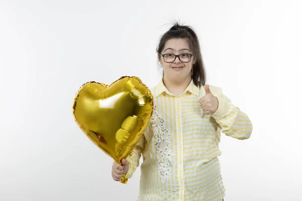 Porträt Eines Mädchens Mit Syndrom Mit Luftballon Der Den Daumen — Stockfoto