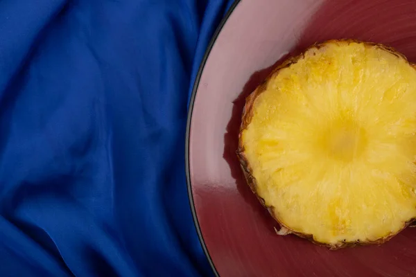 Una Rodaja Piña Fresca Madura Plato Rojo Colocado Sobre Mantel —  Fotos de Stock