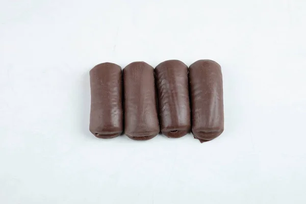 Quatro Doces Deliciosos Bolos Chocolate Fundo Branco Foto Alta Qualidade — Fotografia de Stock